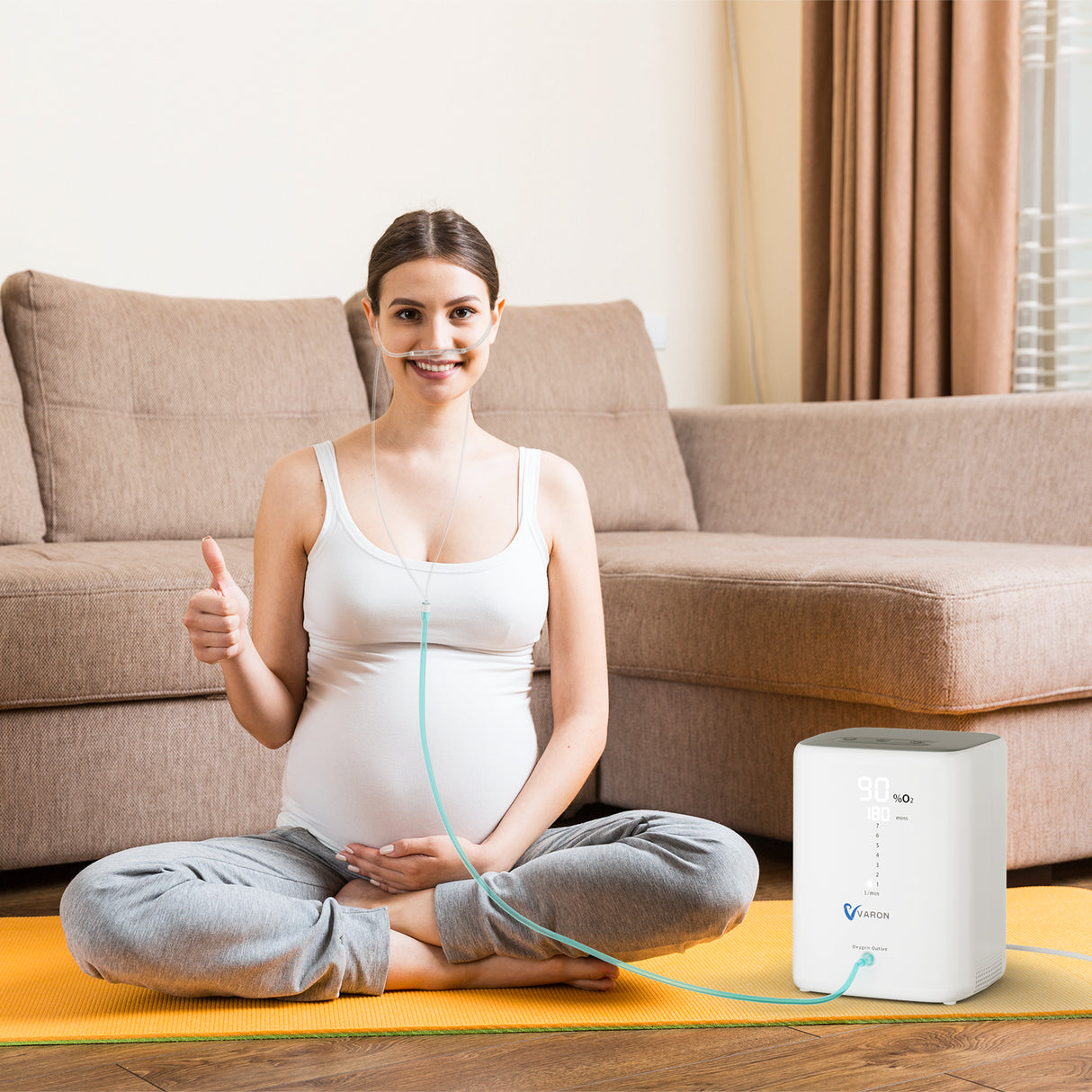 Várandós nő oxigénterápiában részesül a napi rutin során VARON otthoni oxigénkoncentrátorral