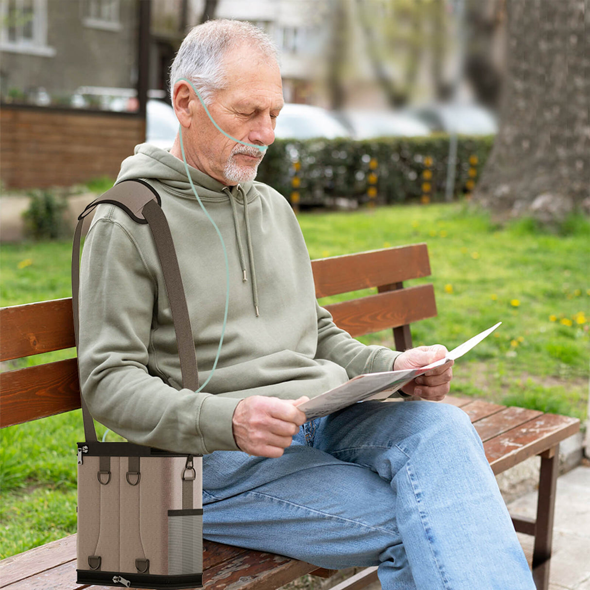 A felhasználó utazás közben VP-6 oxigénkoncentrátort visel a megbízható légzéstámogatás érdekében