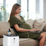 Várandós nő oxigénterápiában részesül a napi rutin során VARON otthoni oxigénkoncentrátorral